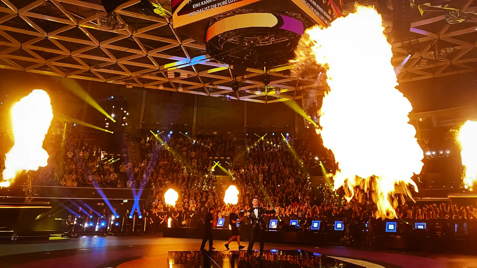 Schlagerboom im BMW Park München, viele Flammen und viel Licht