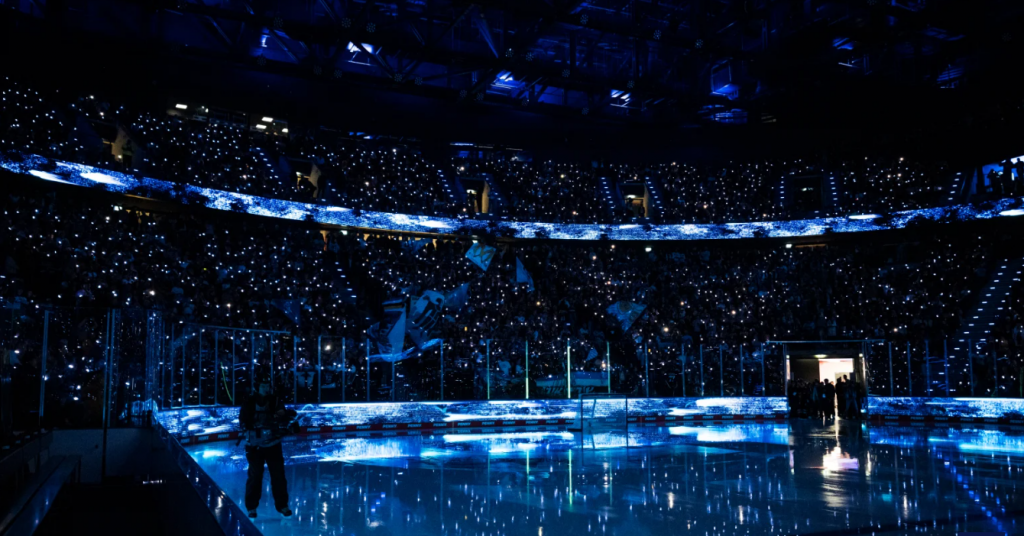 Blick auf die Eisfläche des SAP Garden in München mit einem Red Bull Spieler am rechten Bildrand