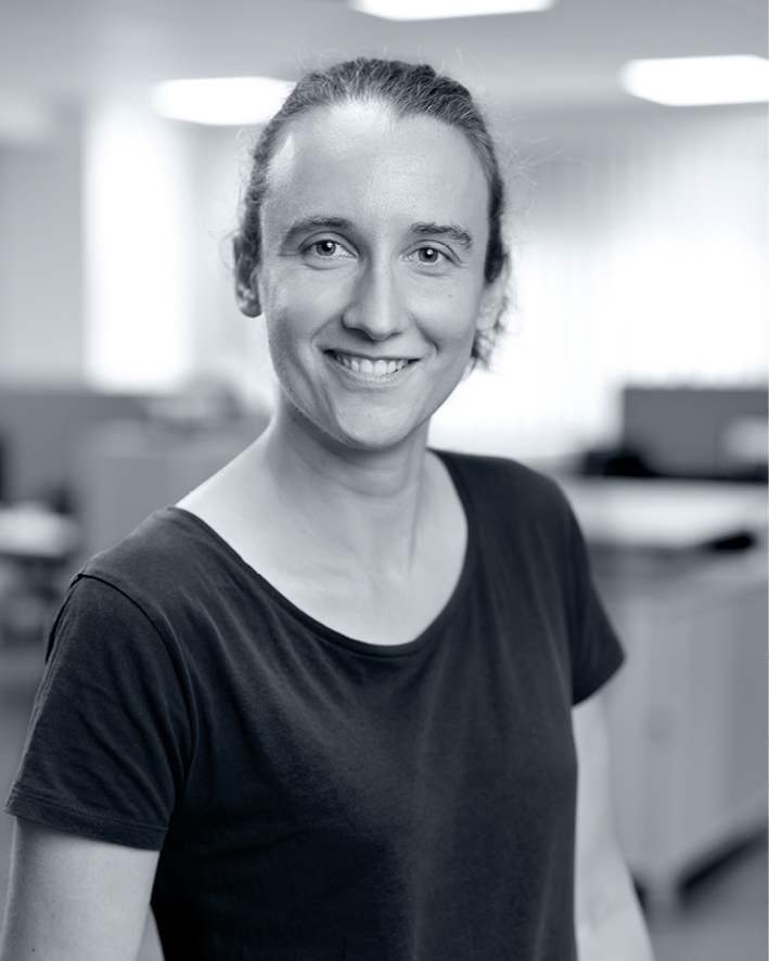 WBLT Mitarbeiterportrait Sabrina Bieling blau eingefärbt