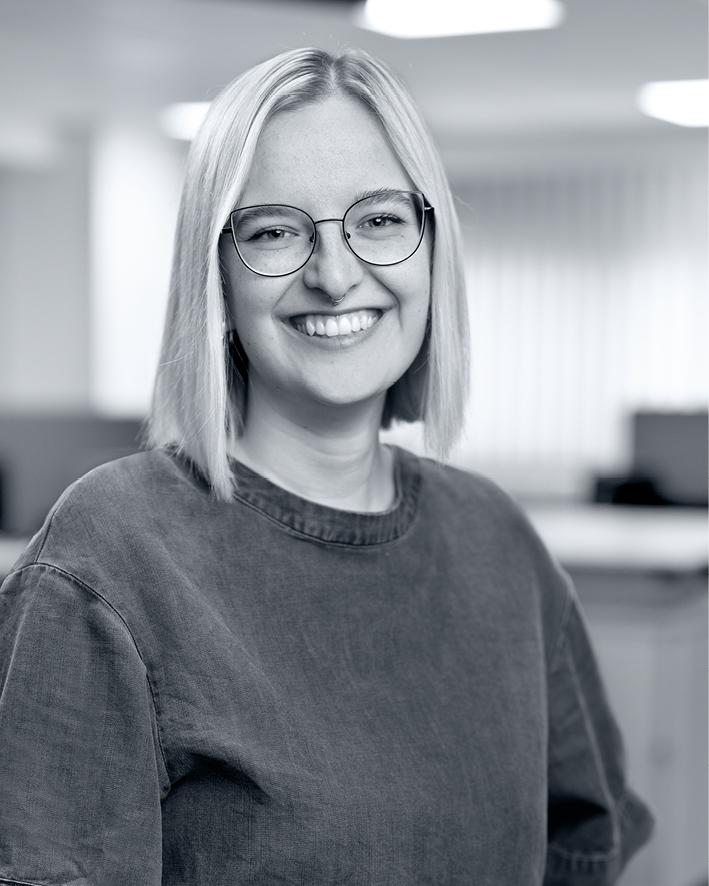 WBLT Mitarbeiterportrait Vivienne Mohr blau eingefärbt