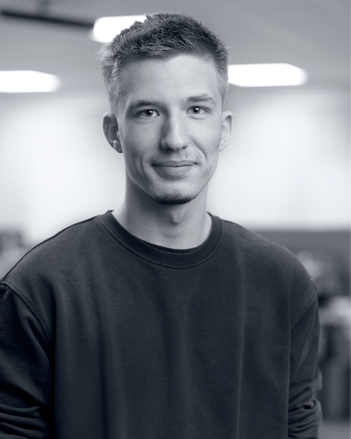 WBLT Mitarbeiterportrait Christoph Bauer blau eingefärbt